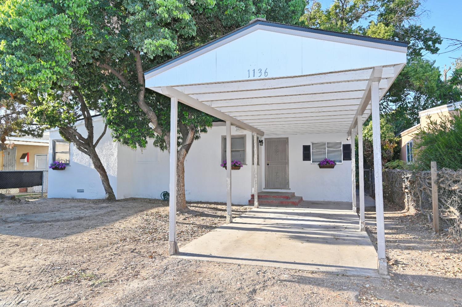 1136 W Dakota Ave, Fresno, CA 93705
