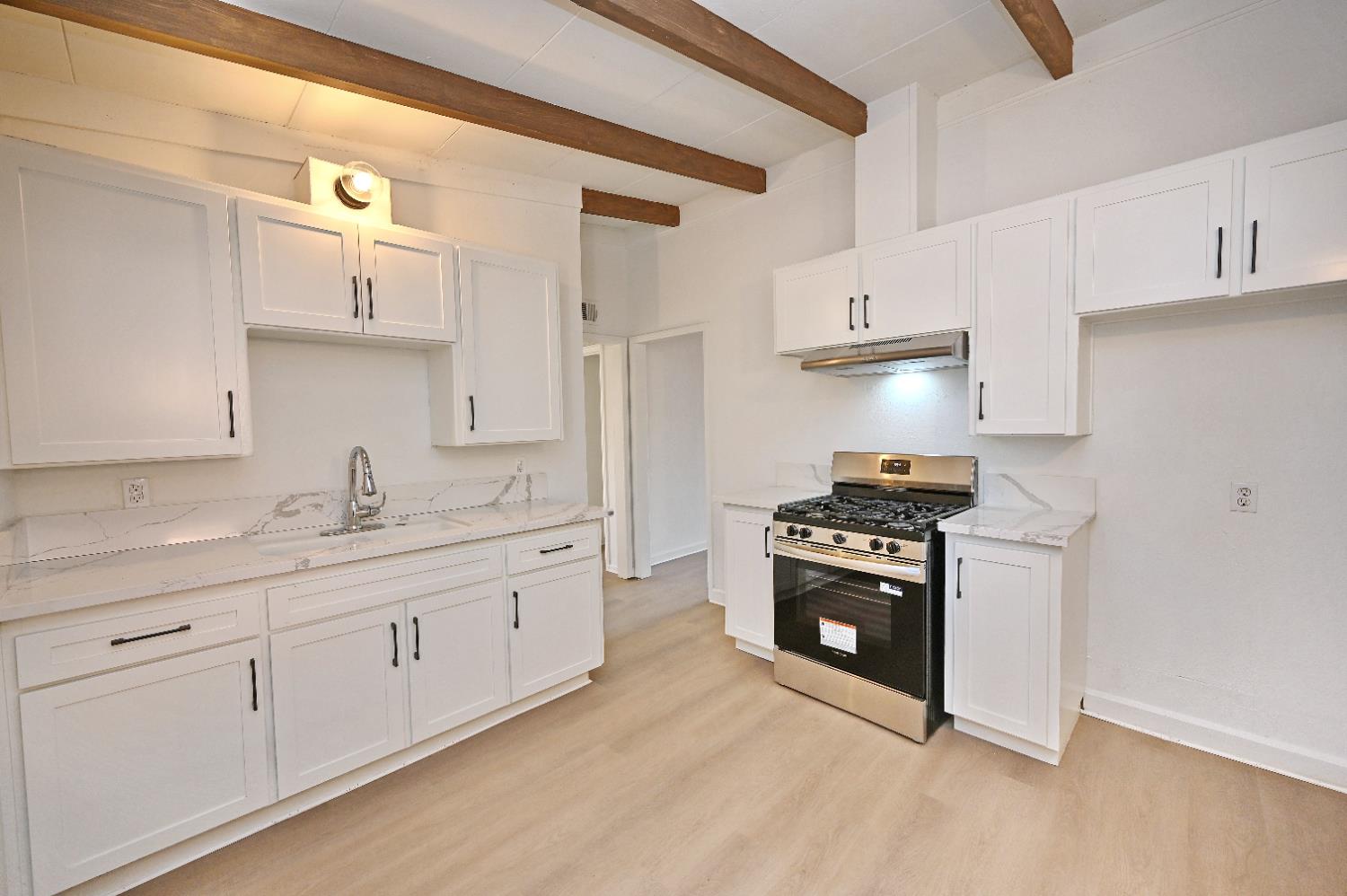 1136 W Dakota Ave, Fresno, CA 93705