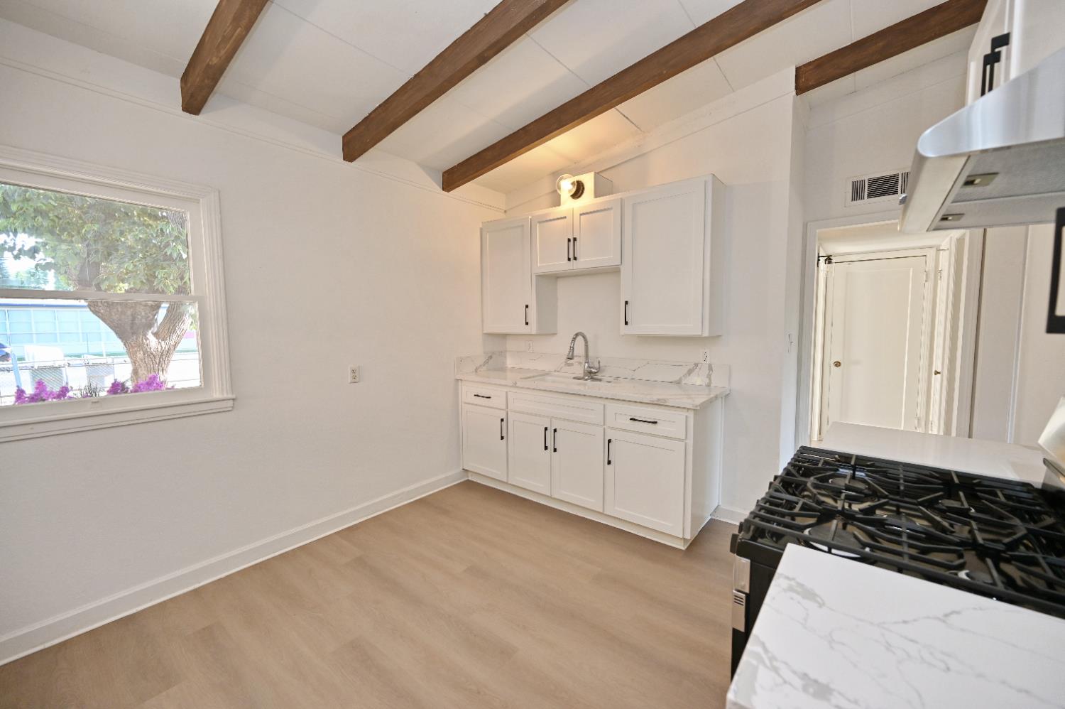 1136 W Dakota Ave, Fresno, CA 93705