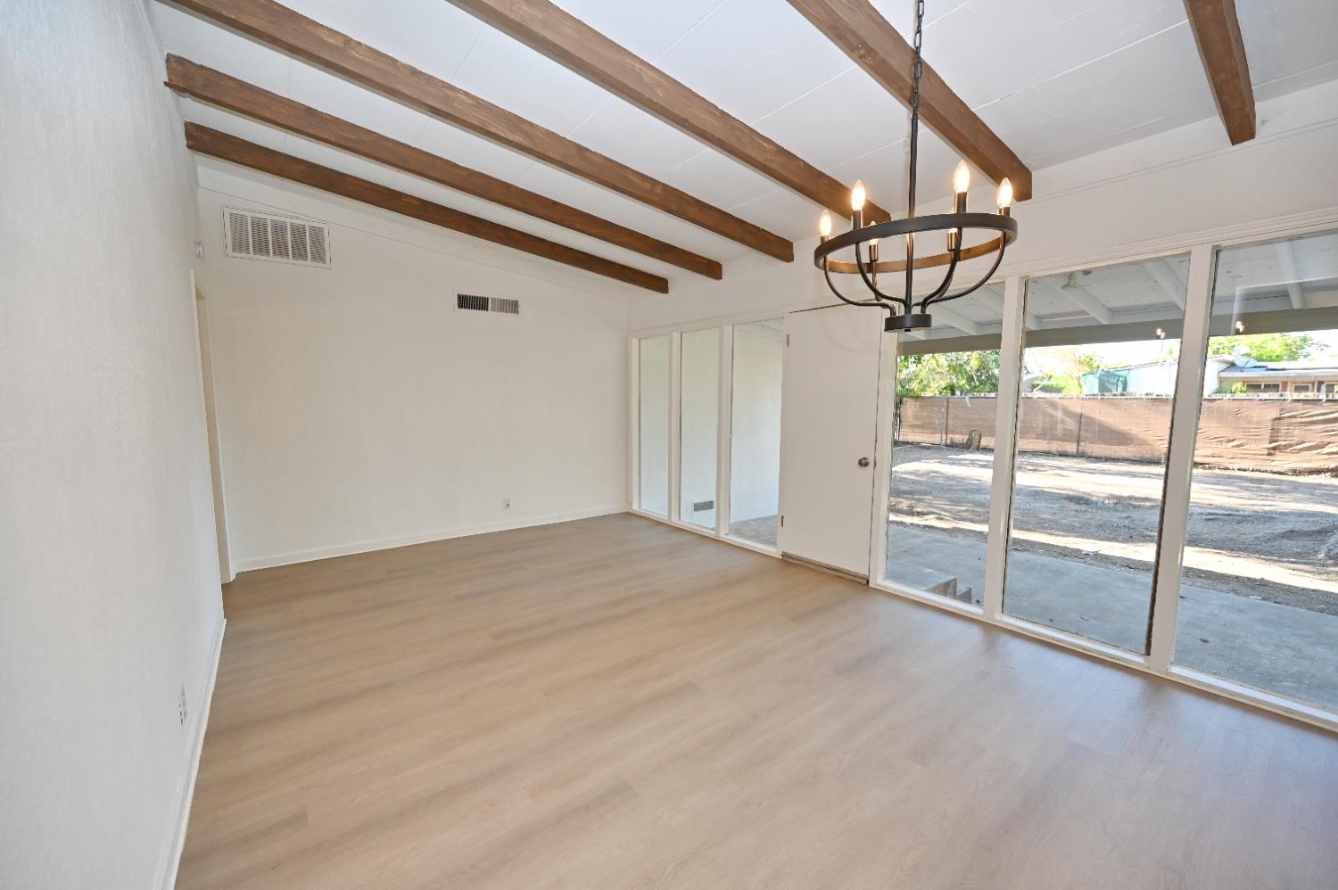 1136 W Dakota Ave, Fresno, CA 93705