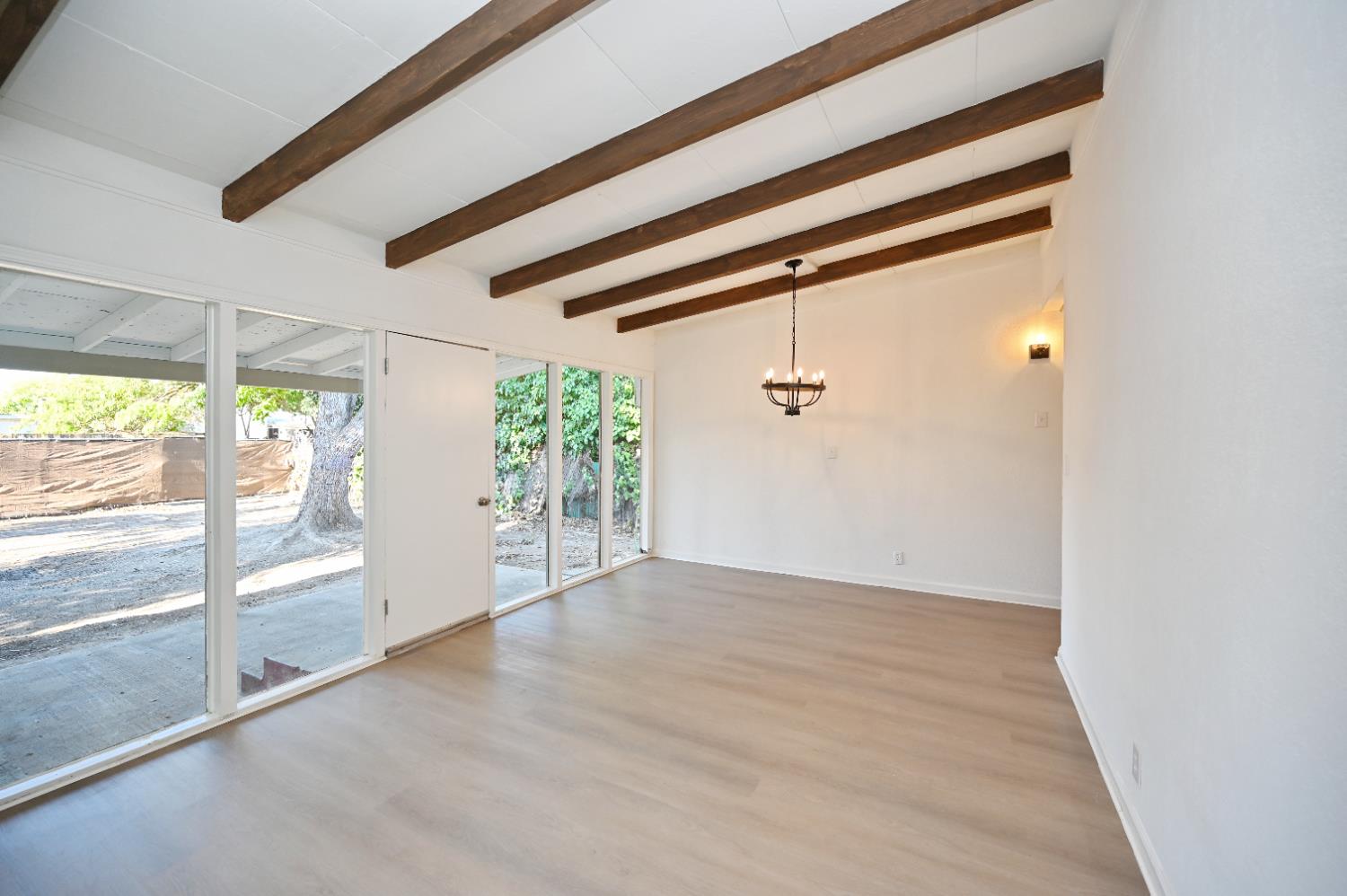 1136 W Dakota Ave, Fresno, CA 93705