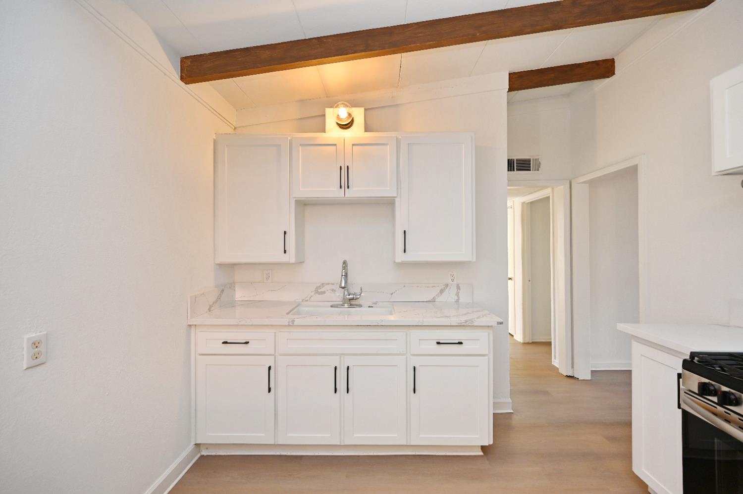 1136 W Dakota Ave, Fresno, CA 93705