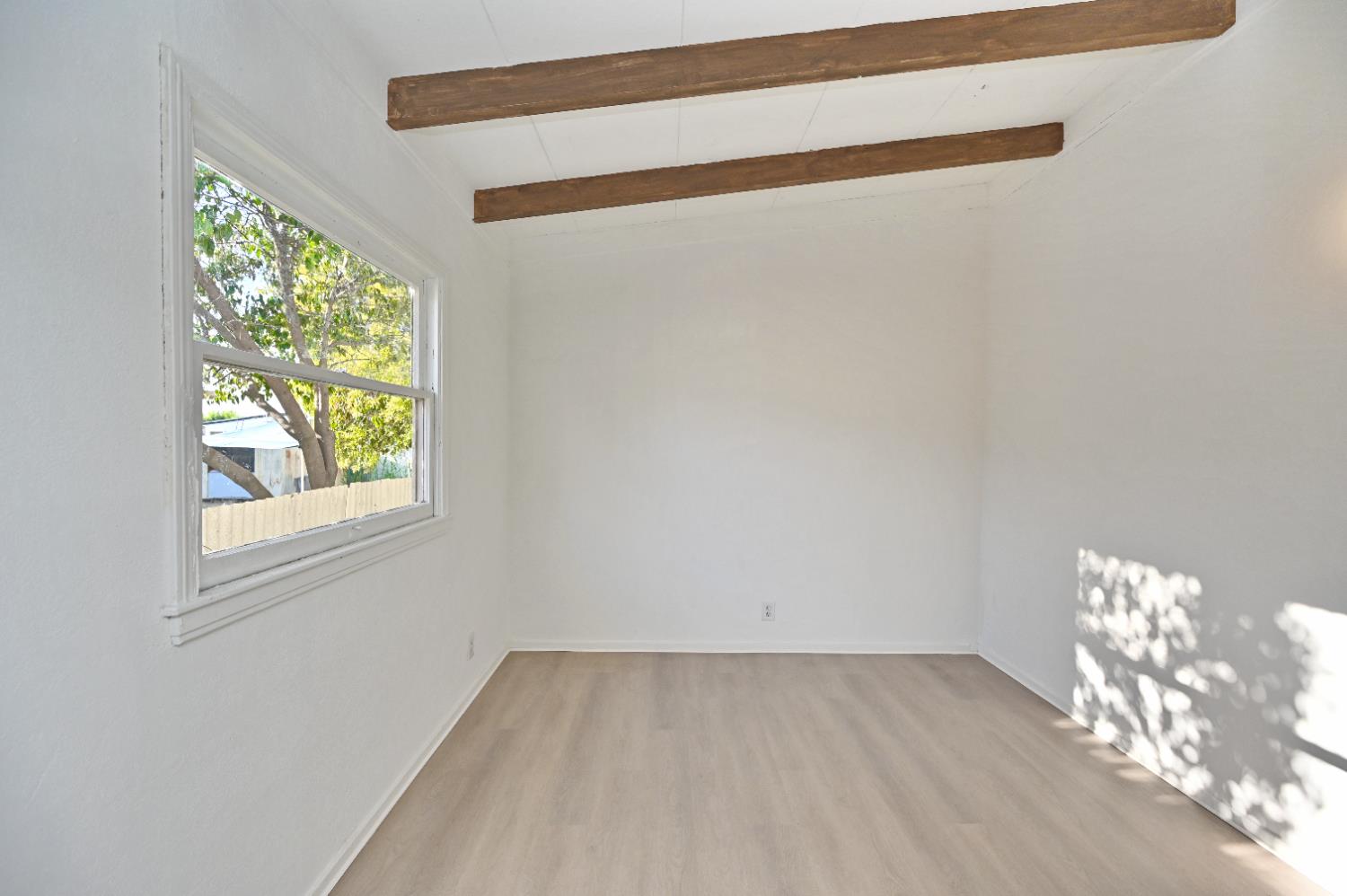 1136 W Dakota Ave, Fresno, CA 93705
