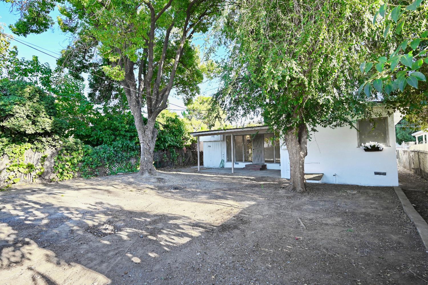 1136 W Dakota Ave, Fresno, CA 93705