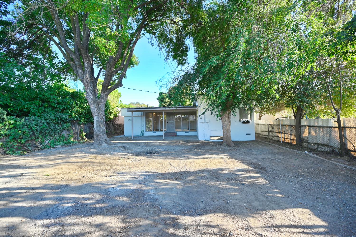 1136 W Dakota Ave, Fresno, CA 93705