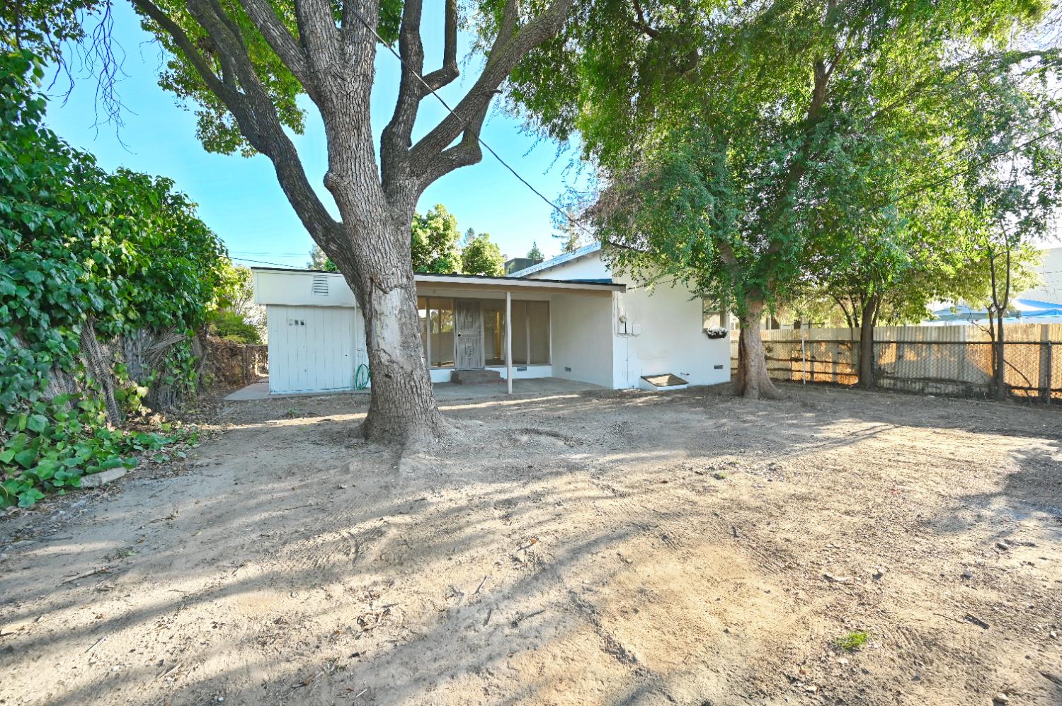 1136 W Dakota Ave, Fresno, CA 93705