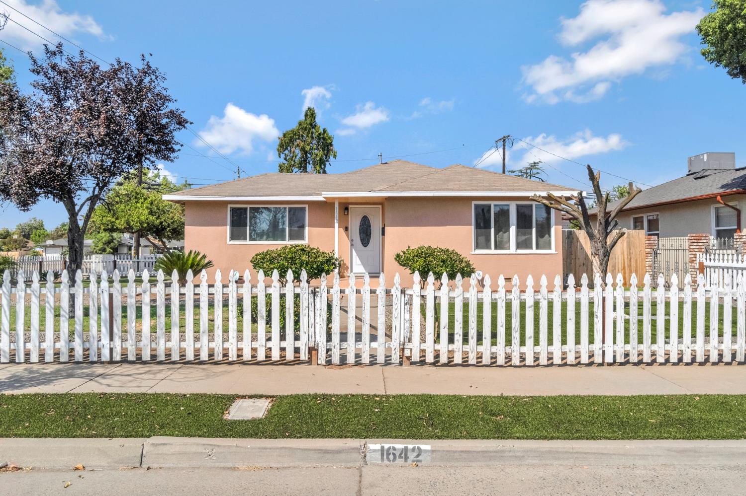 1642 W Dakota Ave, Fresno, CA 93705