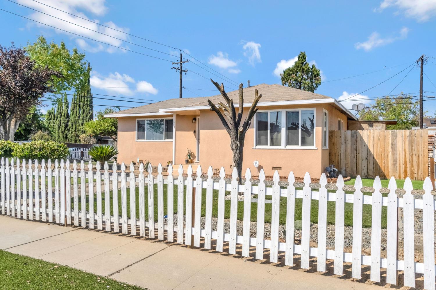 1642 W Dakota Ave, Fresno, CA 93705