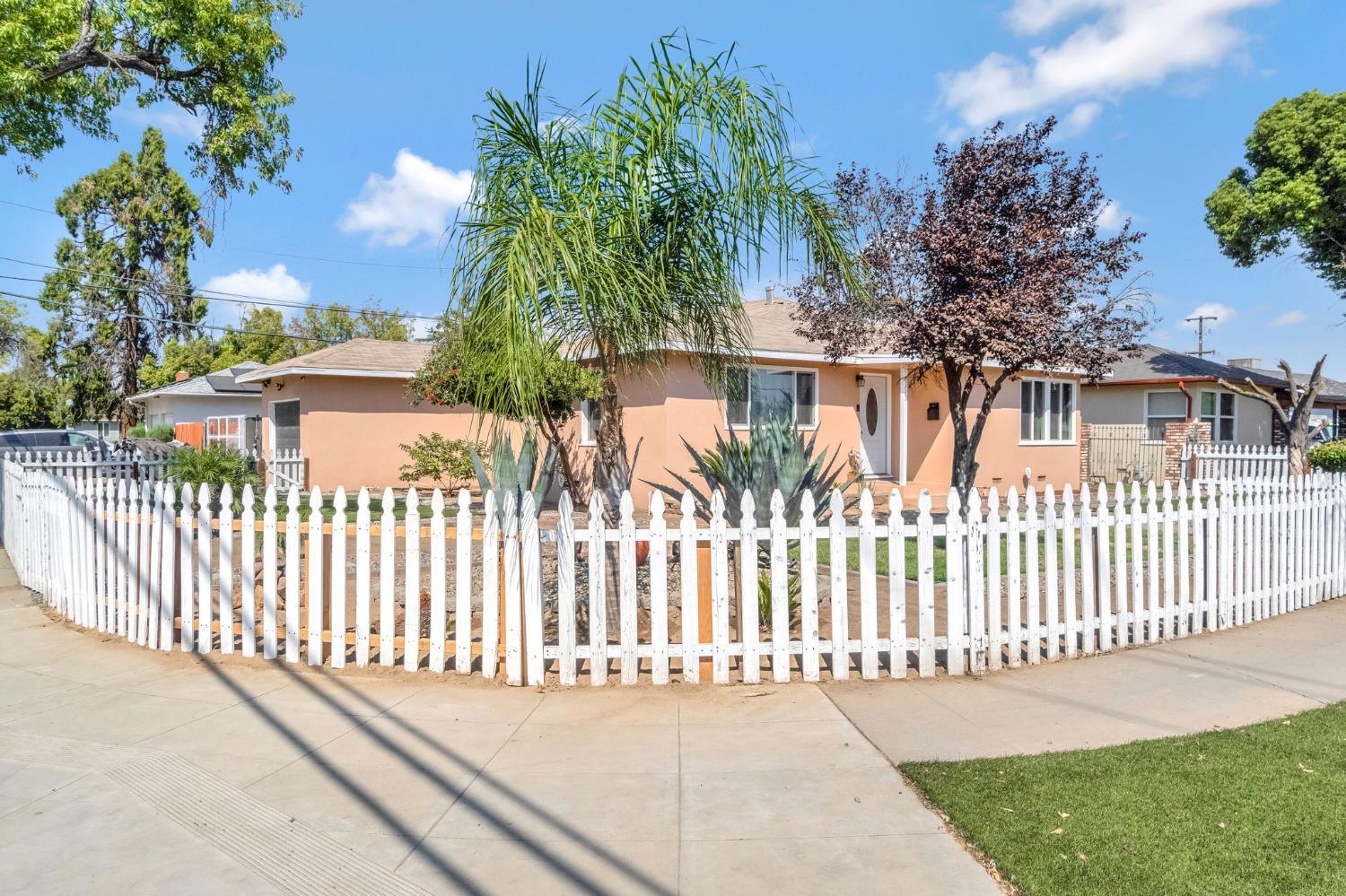 1642 W Dakota Ave, Fresno, CA 93705
