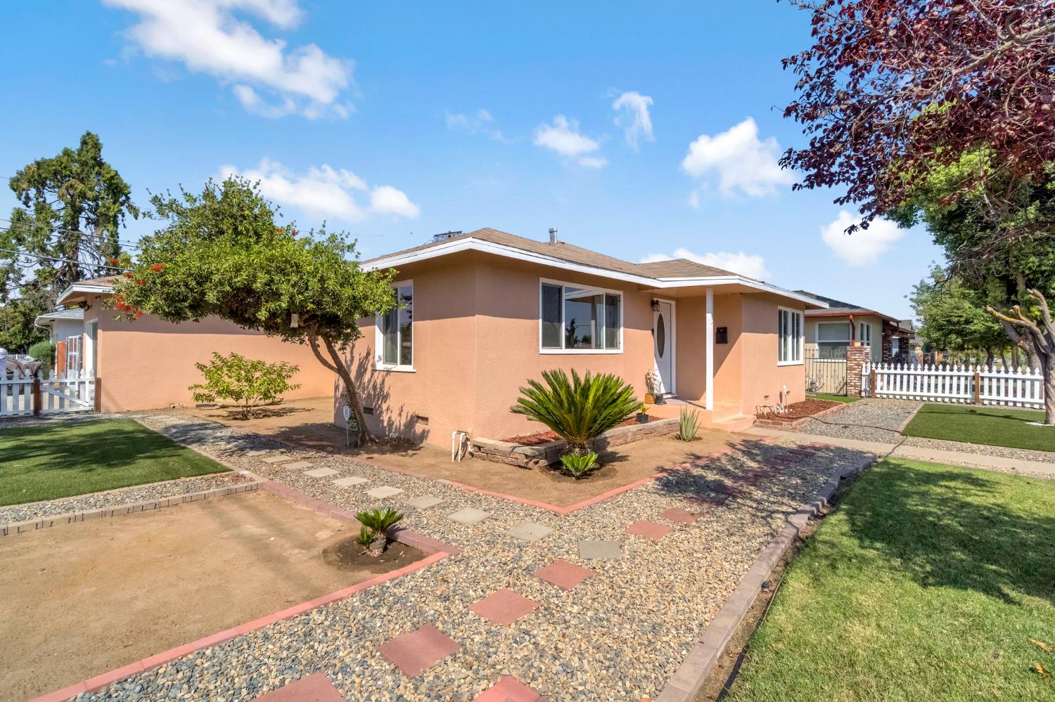 1642 W Dakota Ave, Fresno, CA 93705