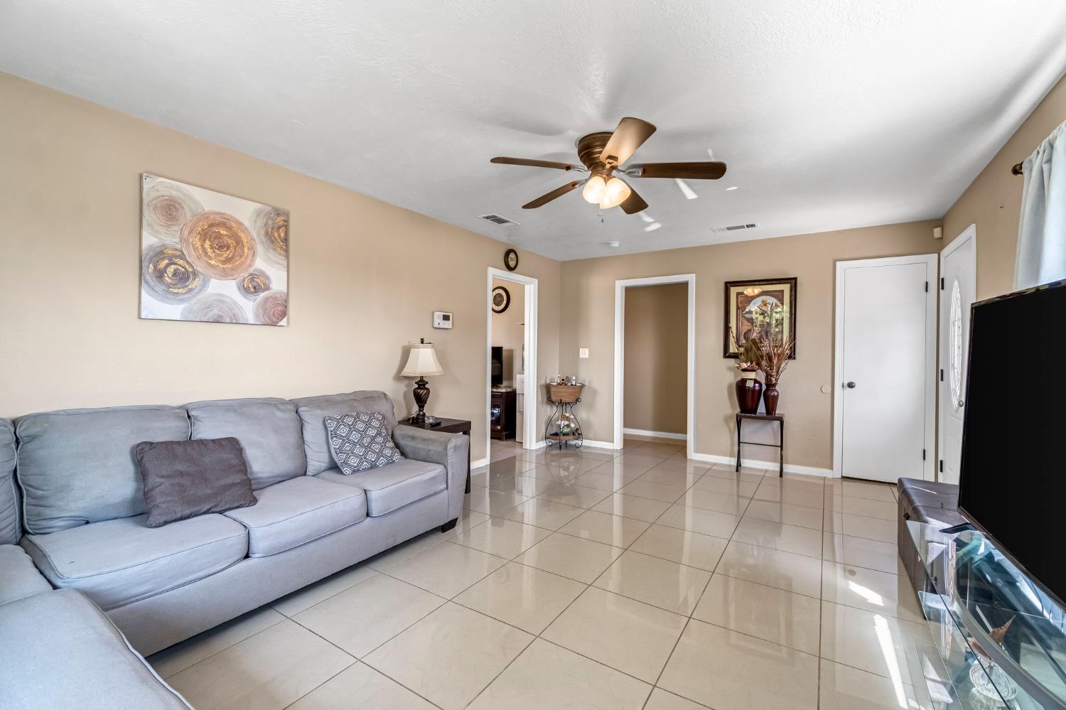 1642 W Dakota Ave, Fresno, CA 93705