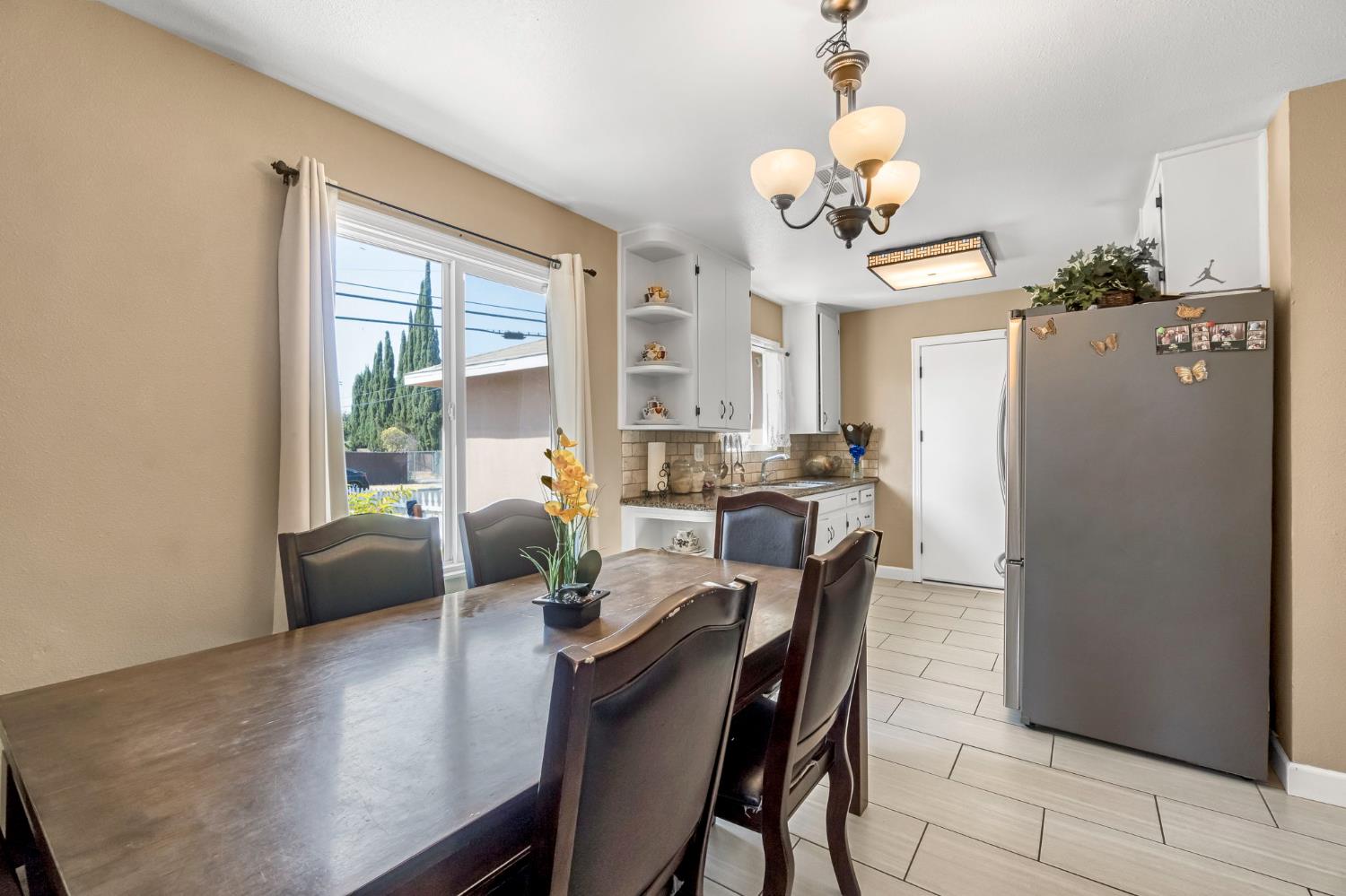 1642 W Dakota Ave, Fresno, CA 93705