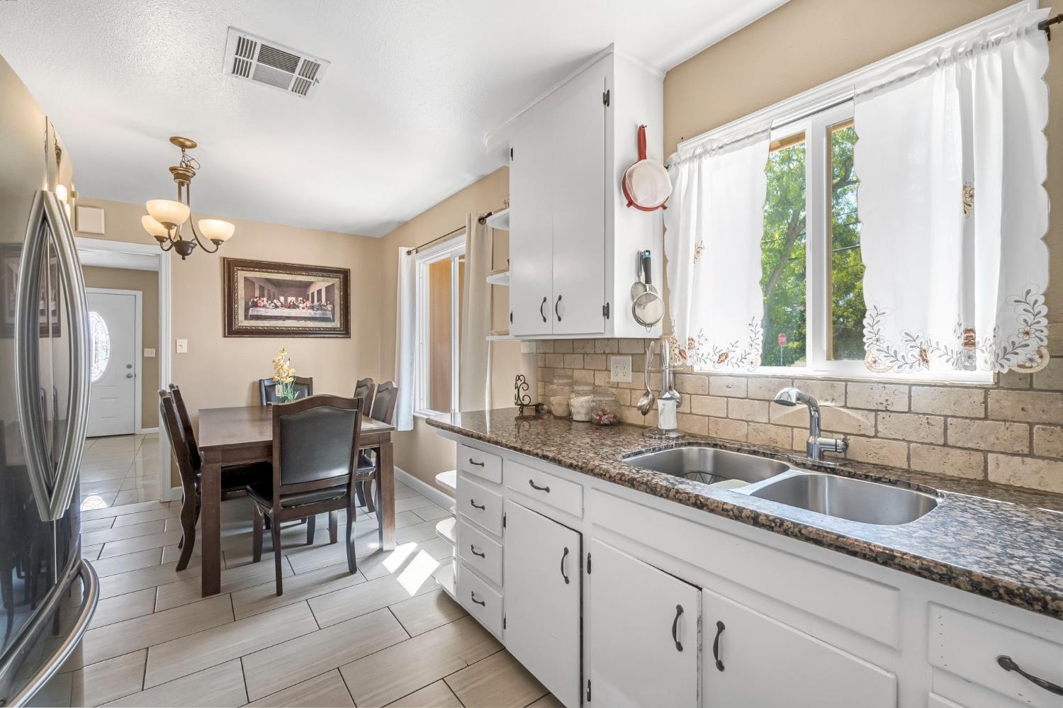 1642 W Dakota Ave, Fresno, CA 93705