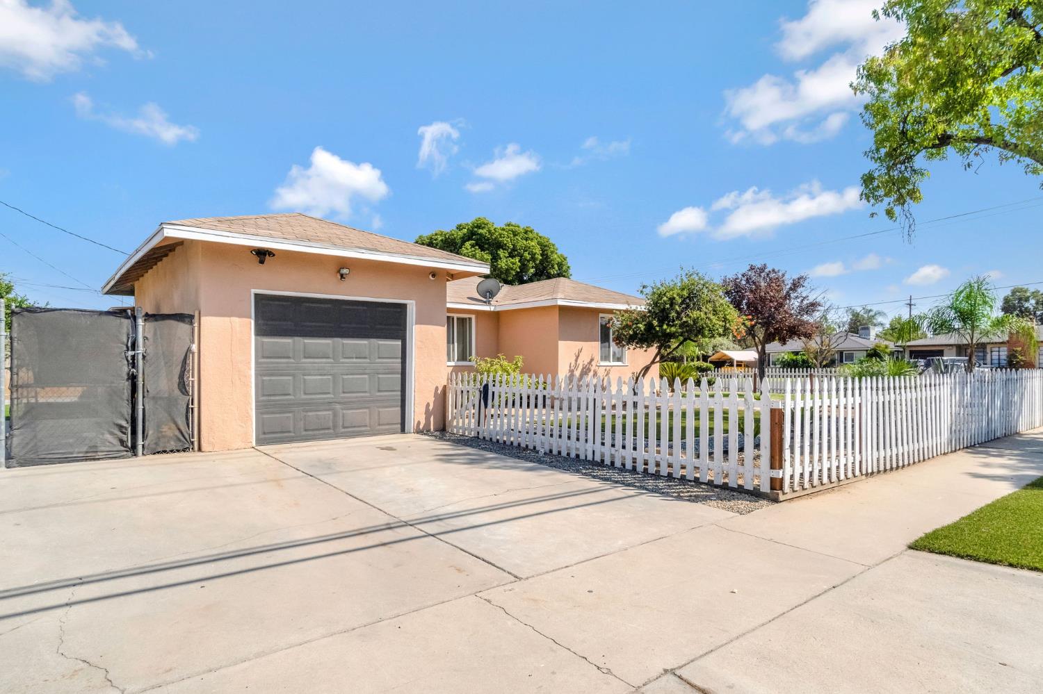 1642 W Dakota Ave, Fresno, CA 93705