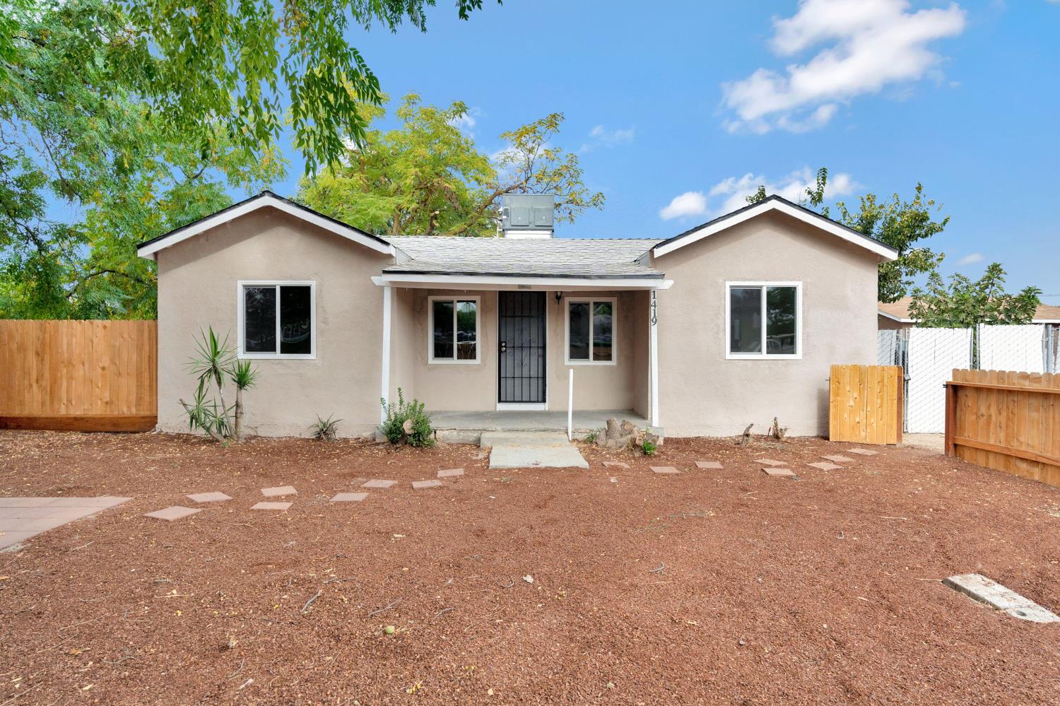 1419 E Yosemite Ave, Madera, CA 93638
