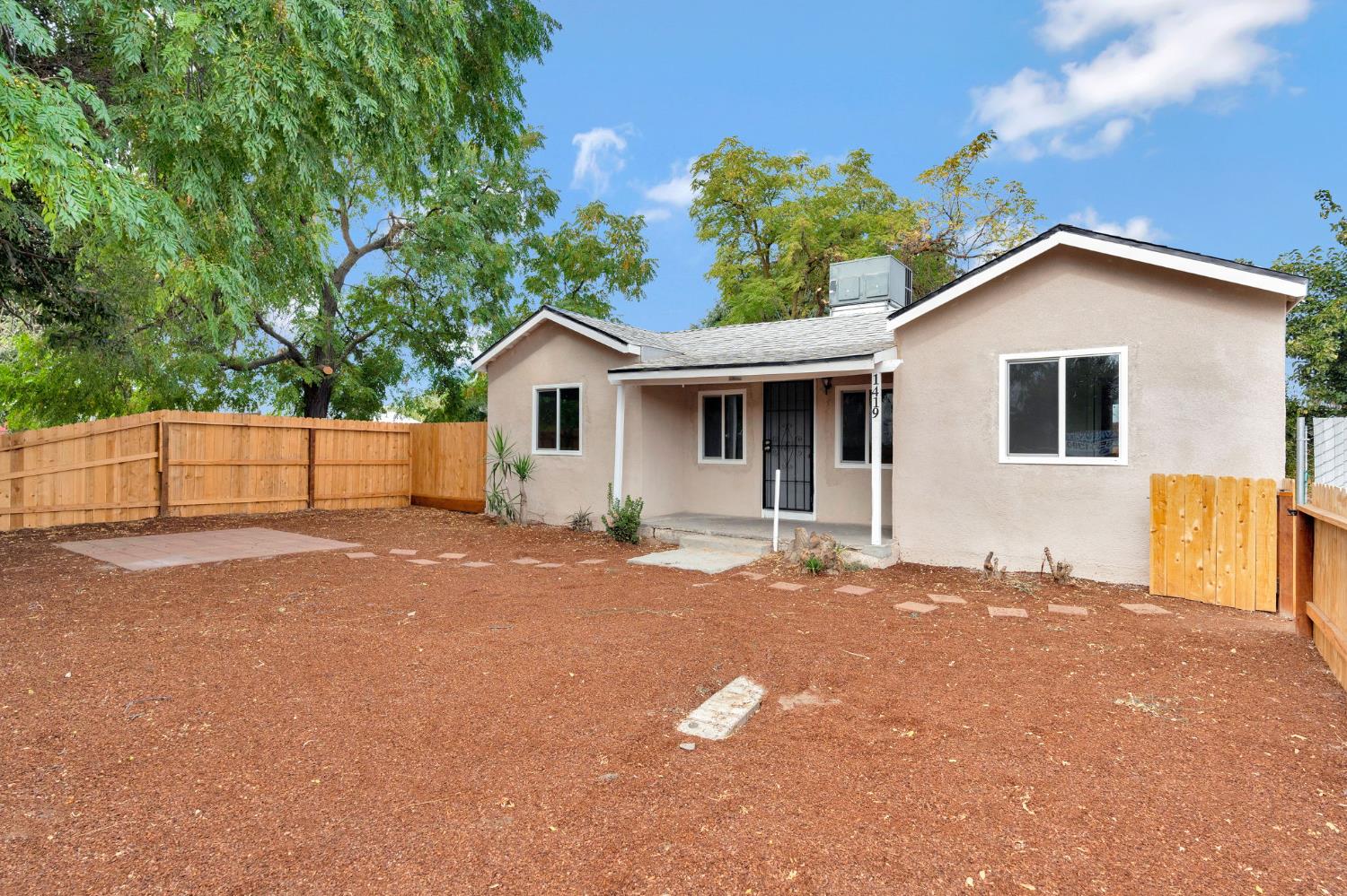 1419 E Yosemite Ave, Madera, CA 93638