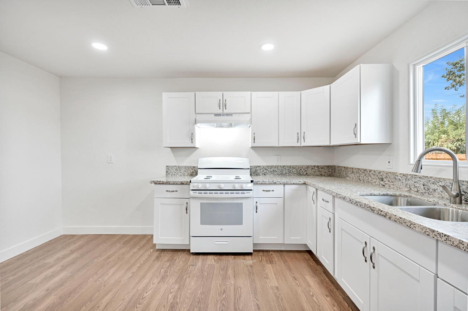 1419 E Yosemite Ave, Madera, CA 93638