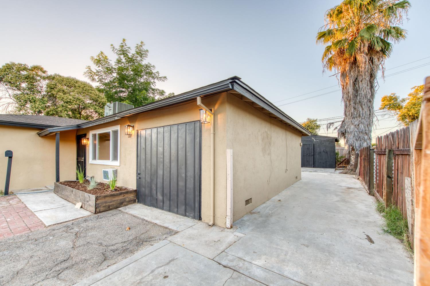 2817 E Indianapolis Ave, Fresno, CA 93726