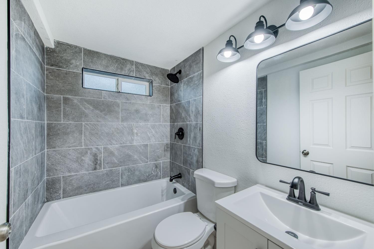 2817 E Indianapolis Ave, Fresno, CA 93726