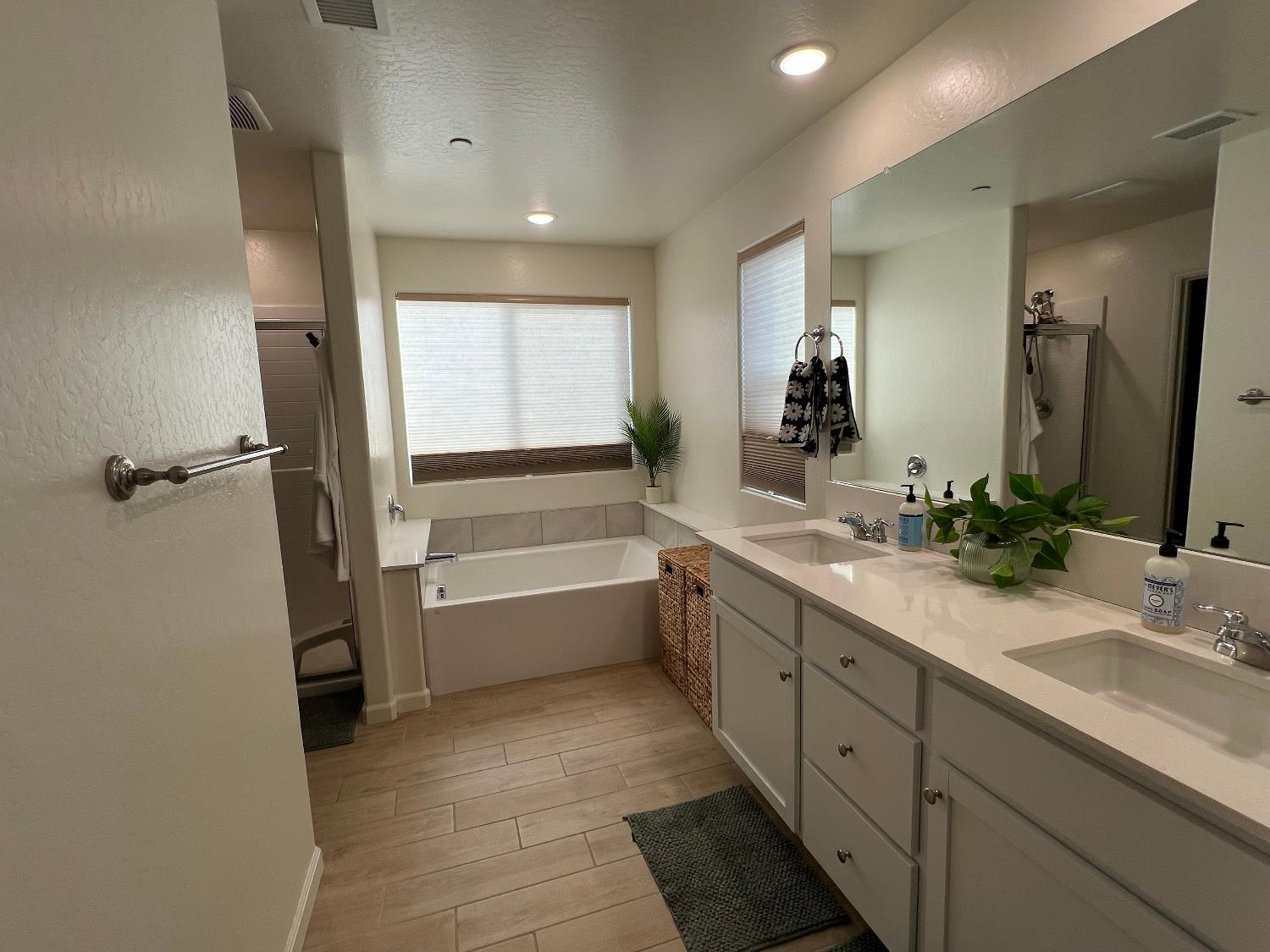 6294 E Moscato Dr, Fresno, CA 93727