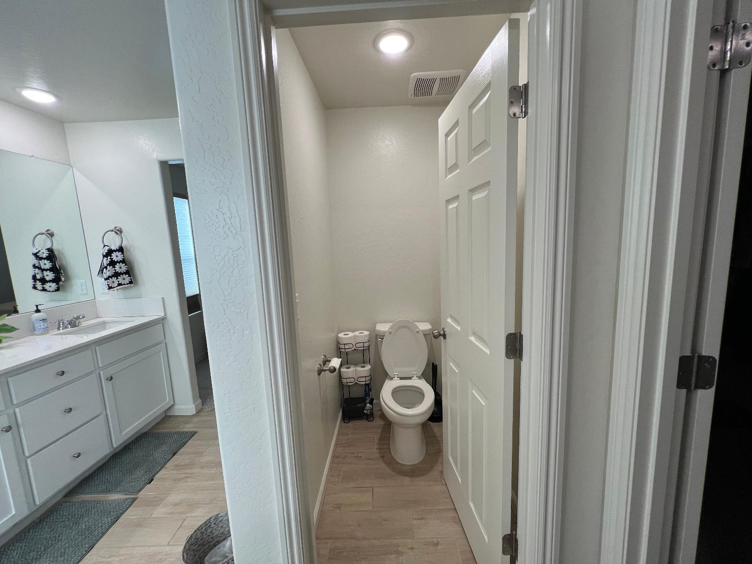 6294 E Moscato Dr, Fresno, CA 93727