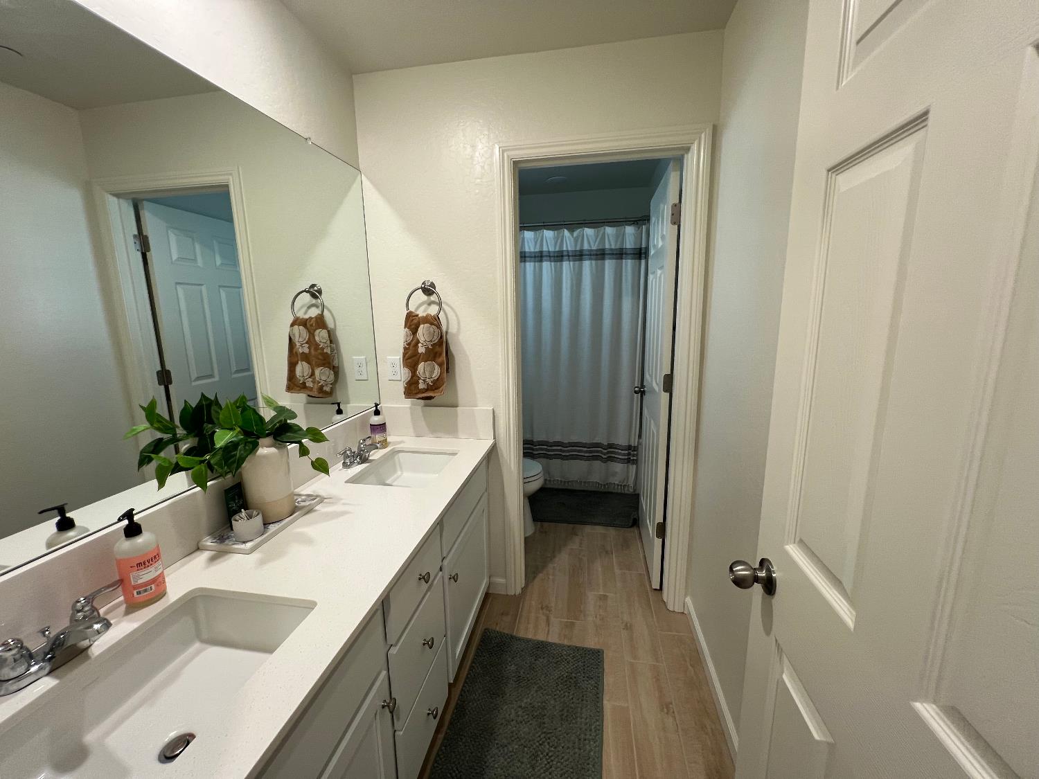 6294 E Moscato Dr, Fresno, CA 93727