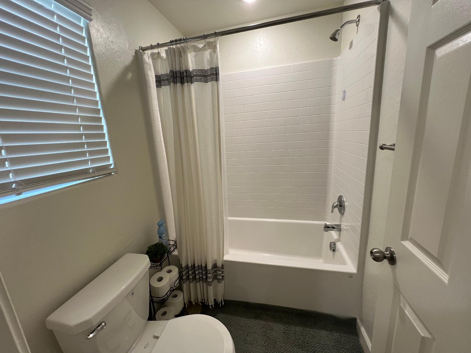 6294 E Moscato Dr, Fresno, CA 93727