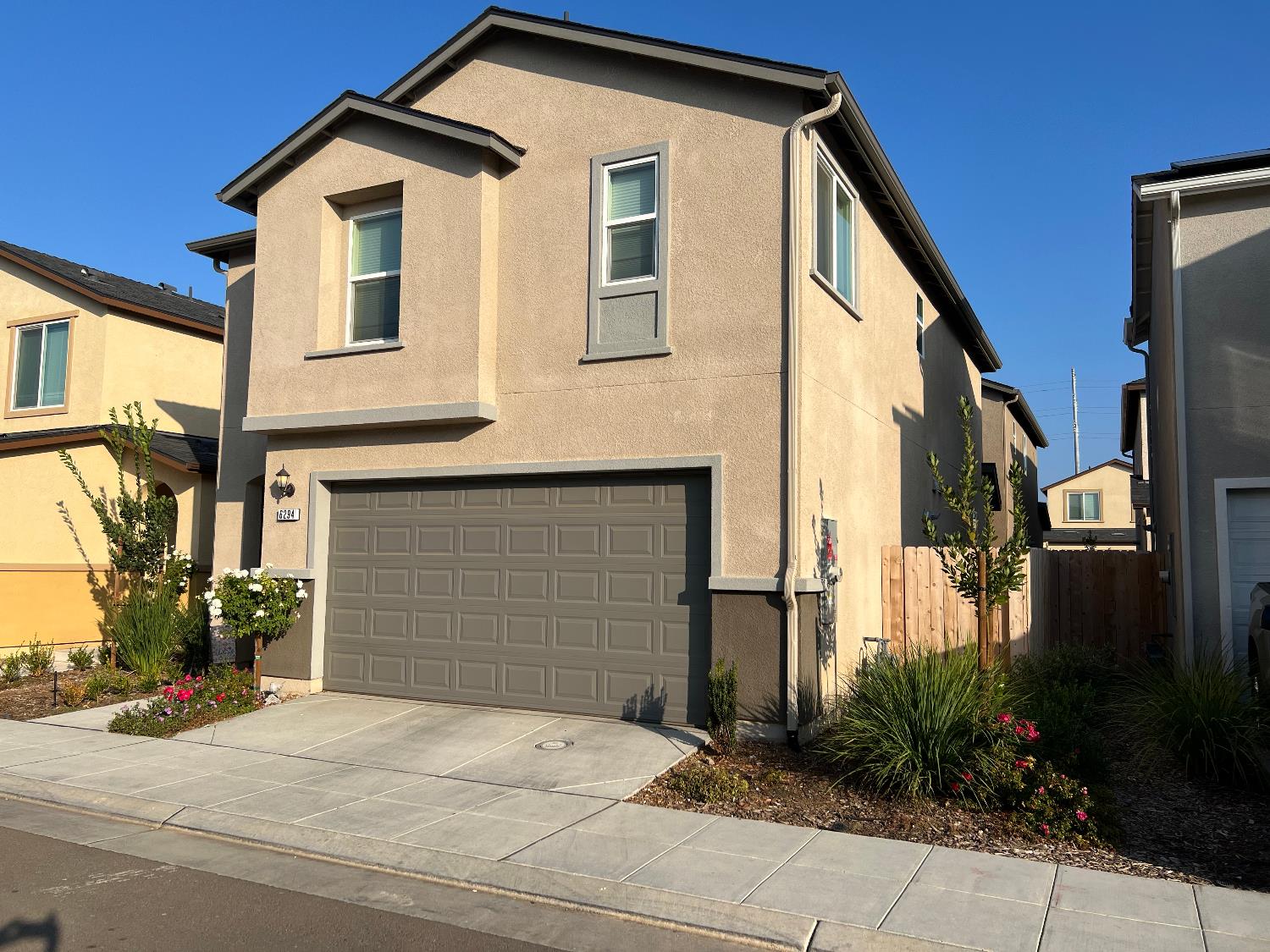 6294 E Moscato Dr, Fresno, CA 93727