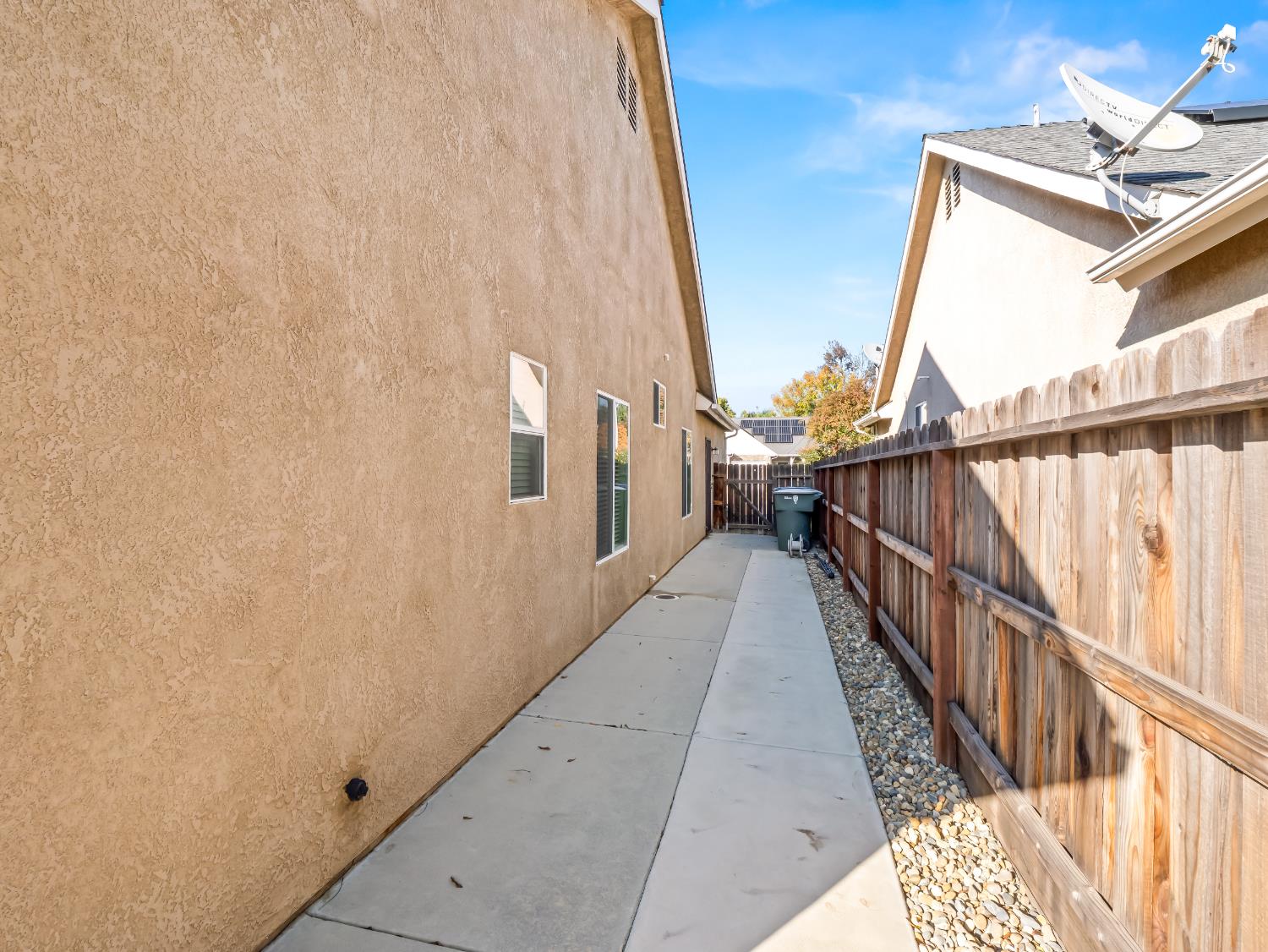 2887 E Christopher Dr, Fresno, CA 93720