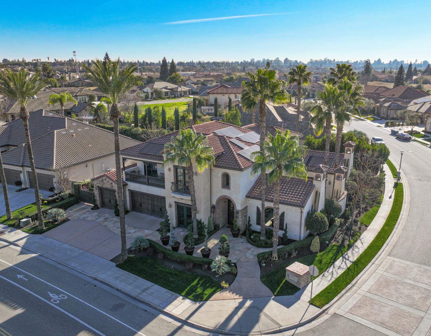 1639 E Clubhouse Dr, Fresno, CA 93730