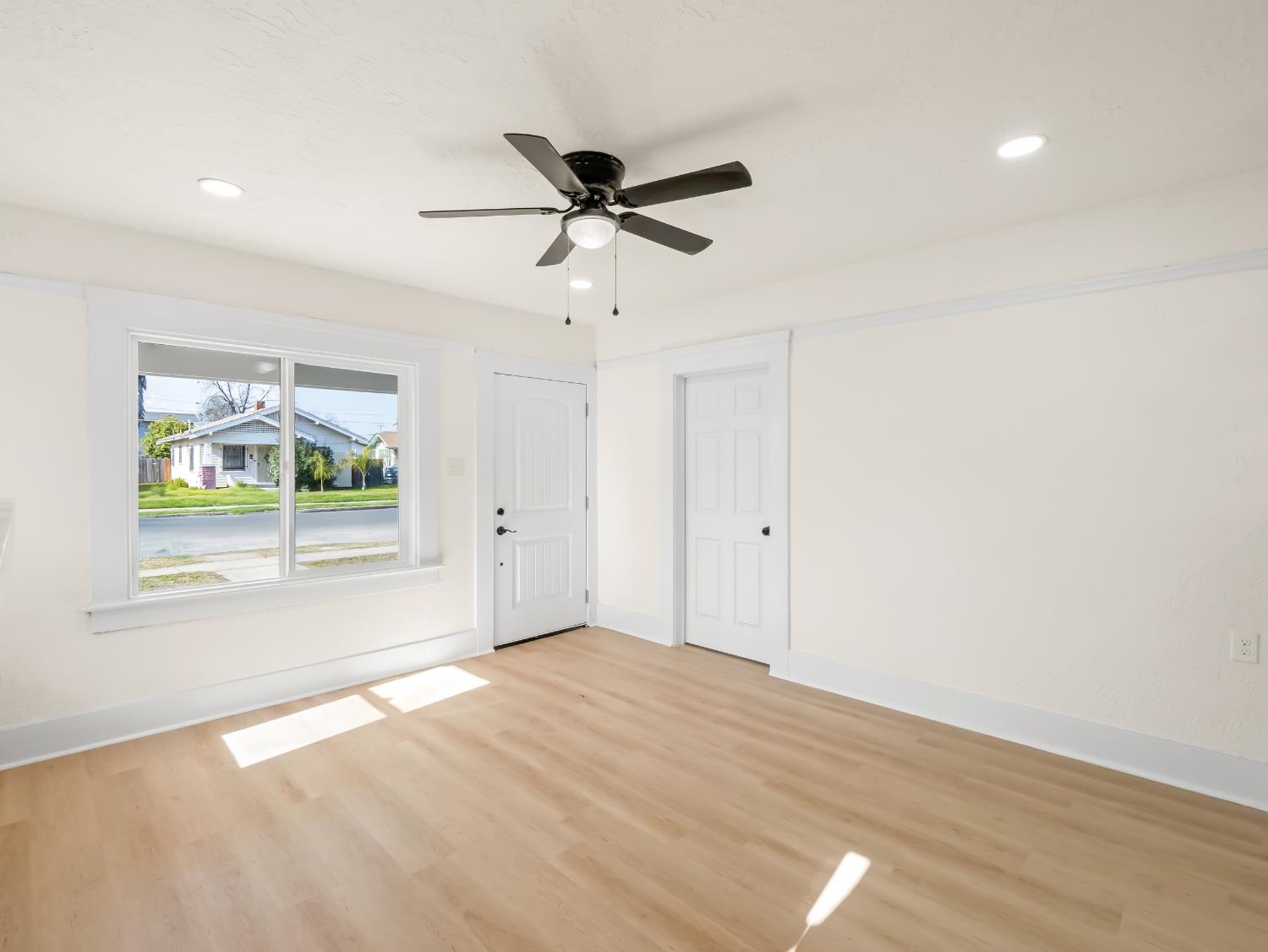 954 N Safford Ave, Fresno, CA 93728