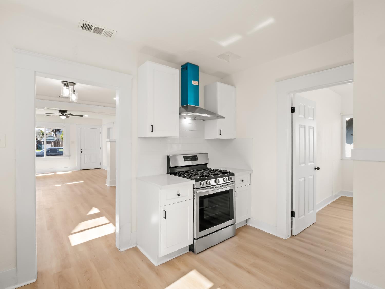 954 N Safford Ave, Fresno, CA 93728