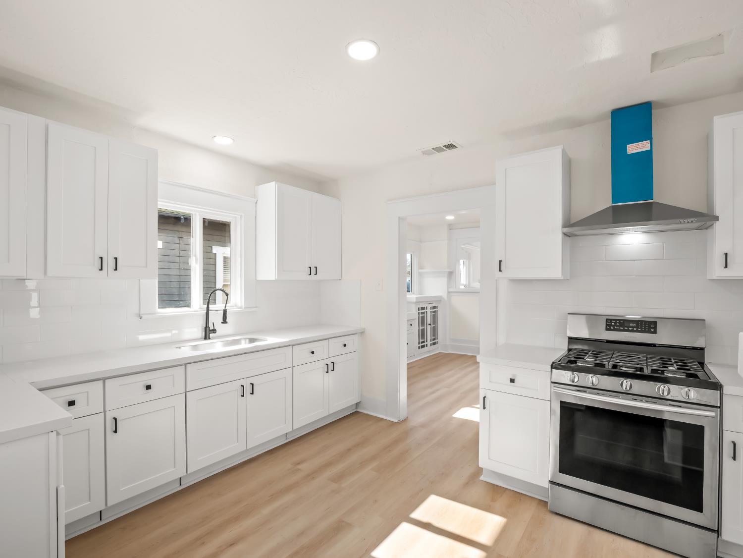 954 N Safford Ave, Fresno, CA 93728