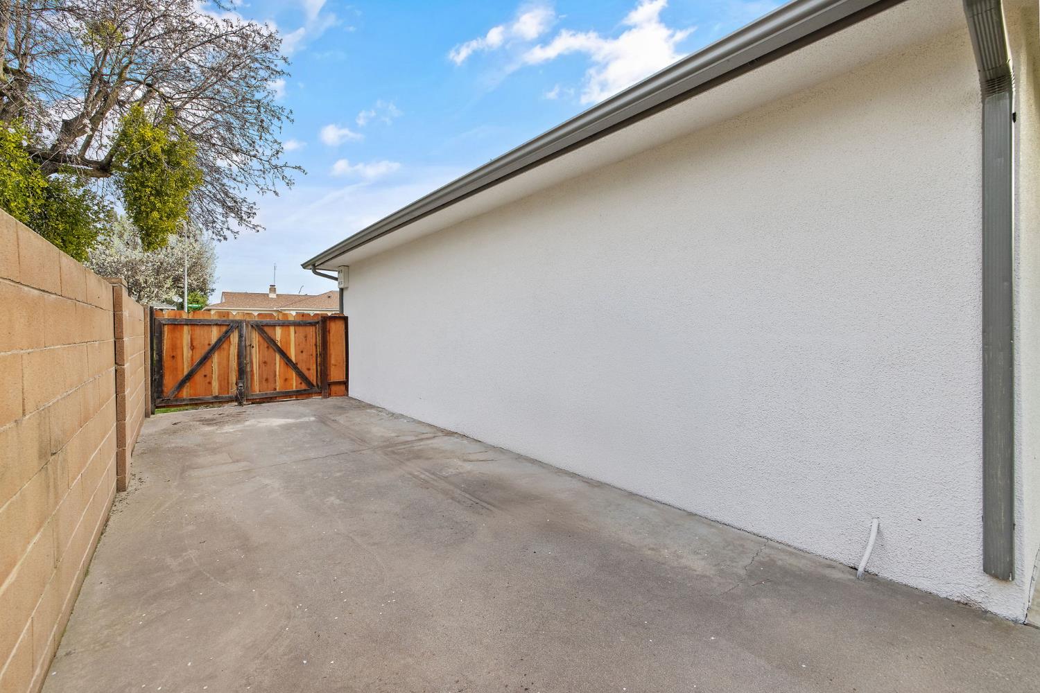 1359 W Millbrae Ave, Fresno, CA 93711