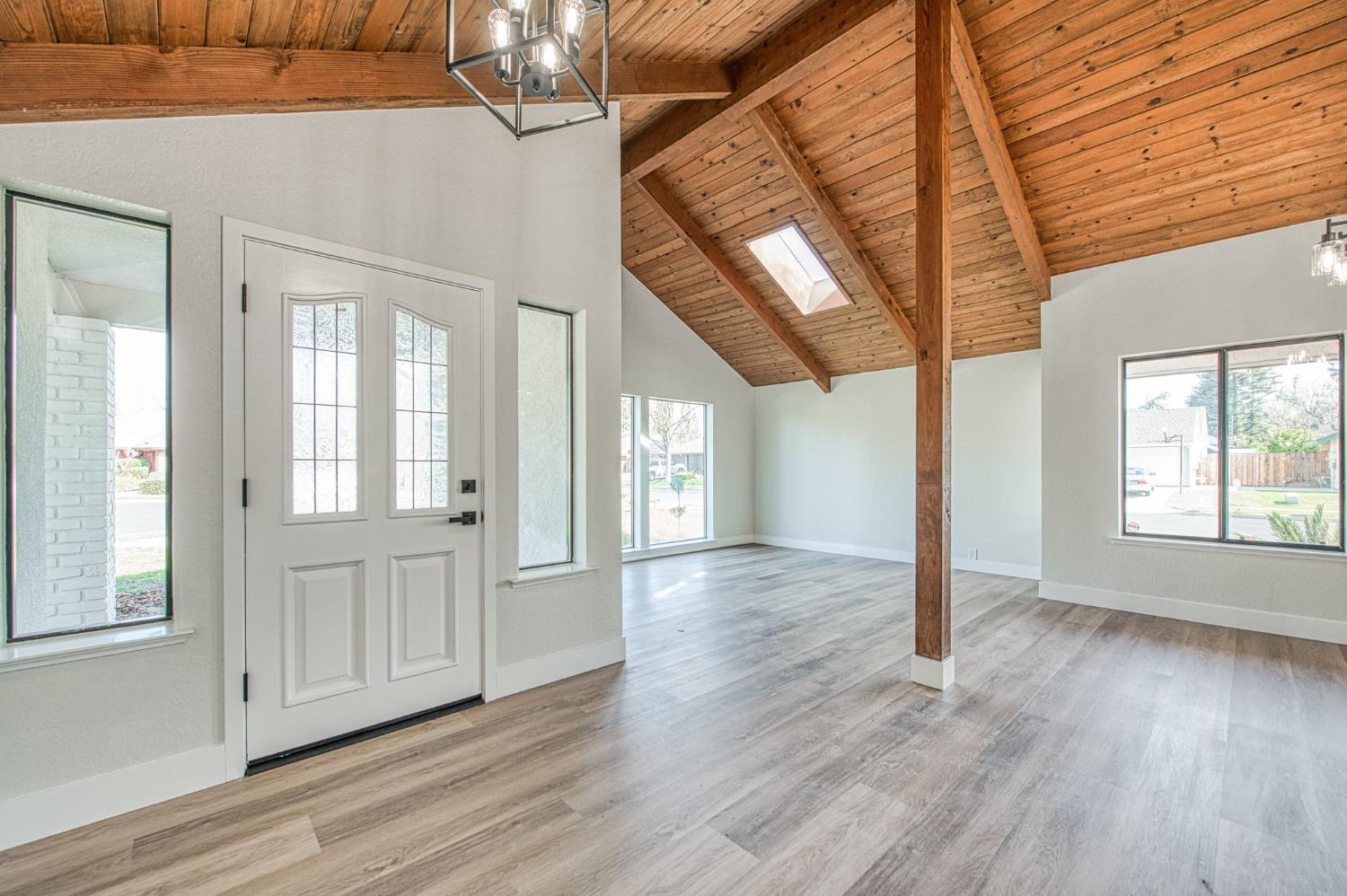 8453 N 1St St, Fresno, CA 93720