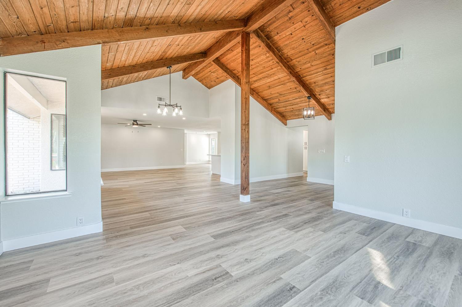 8453 N 1St St, Fresno, CA 93720