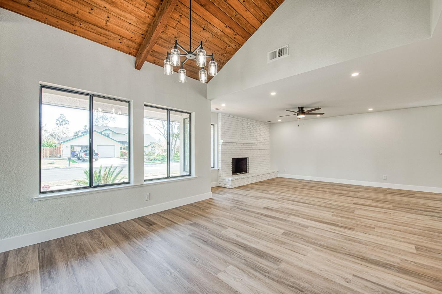 8453 N 1St St, Fresno, CA 93720