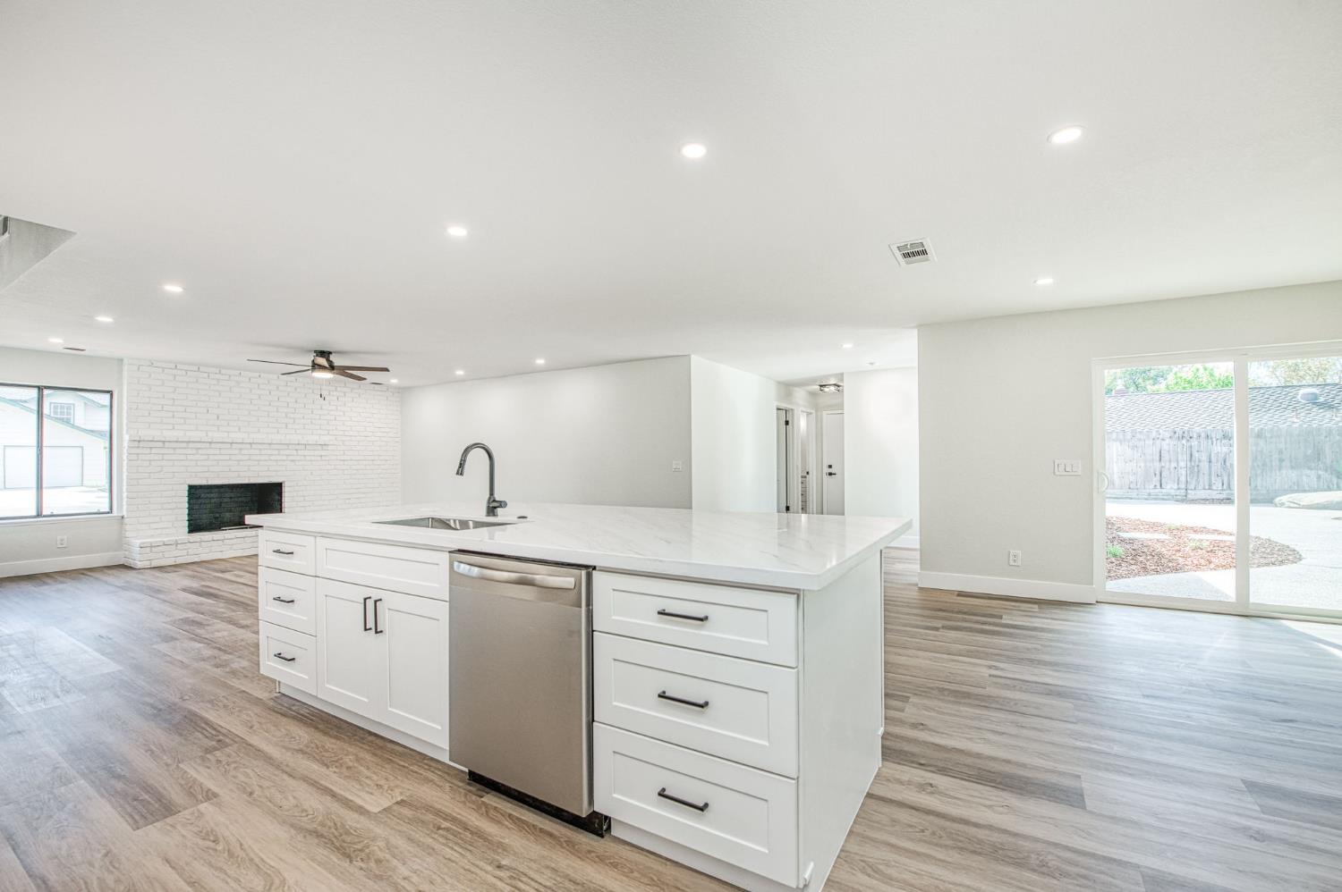 8453 N 1St St, Fresno, CA 93720