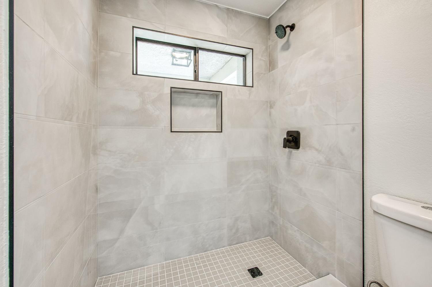 8453 N 1St St, Fresno, CA 93720