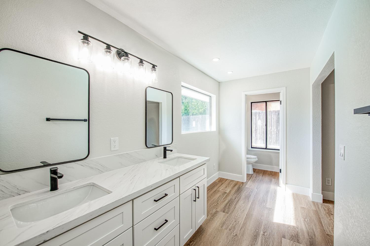 8453 N 1St St, Fresno, CA 93720