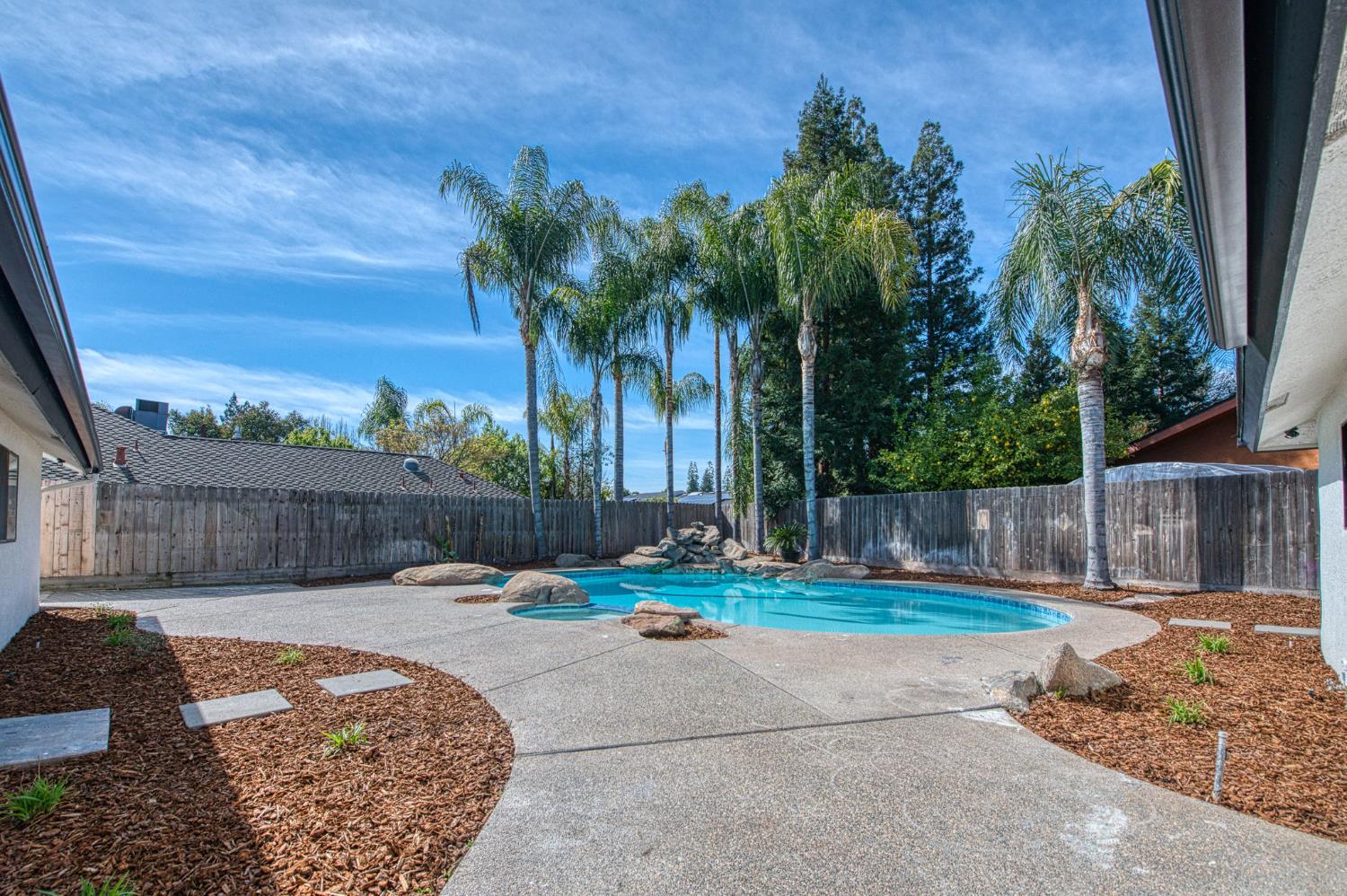 8453 N 1St St, Fresno, CA 93720