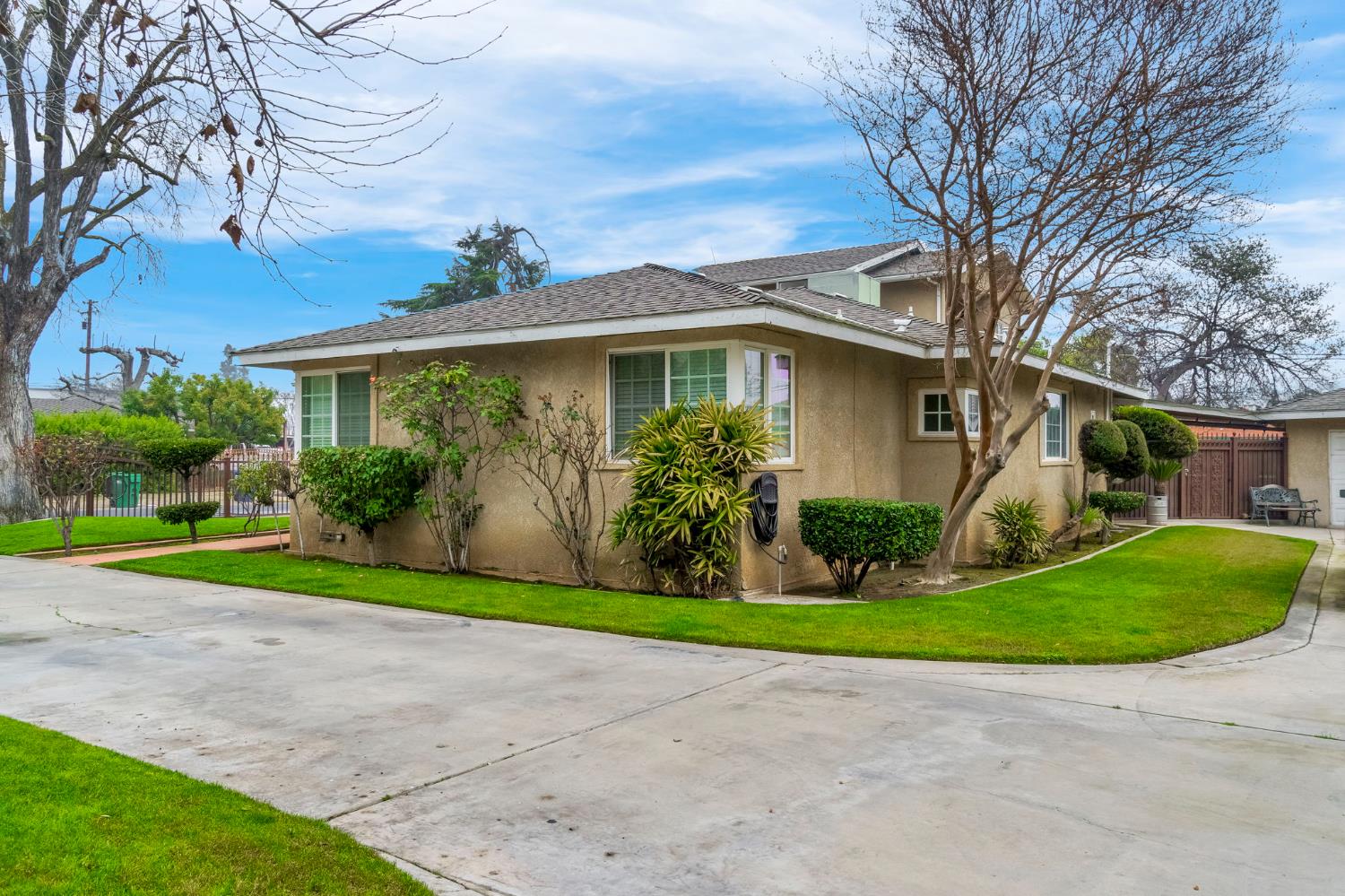 907 S Rogers Ln, Fresno, CA 93727