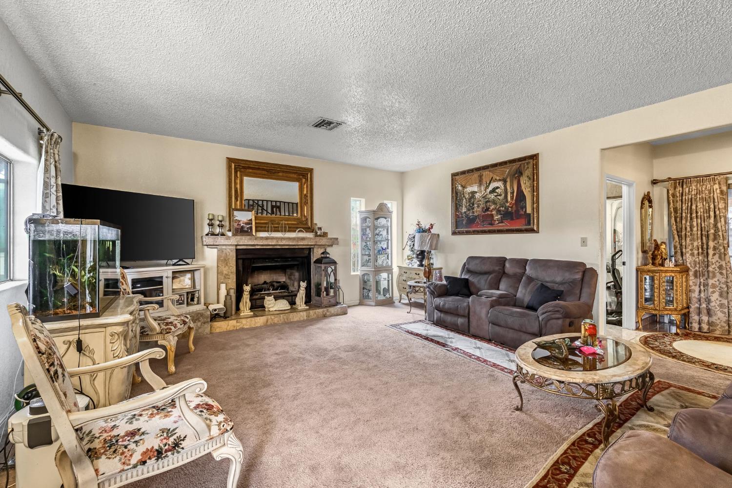 907 S Rogers Ln, Fresno, CA 93727