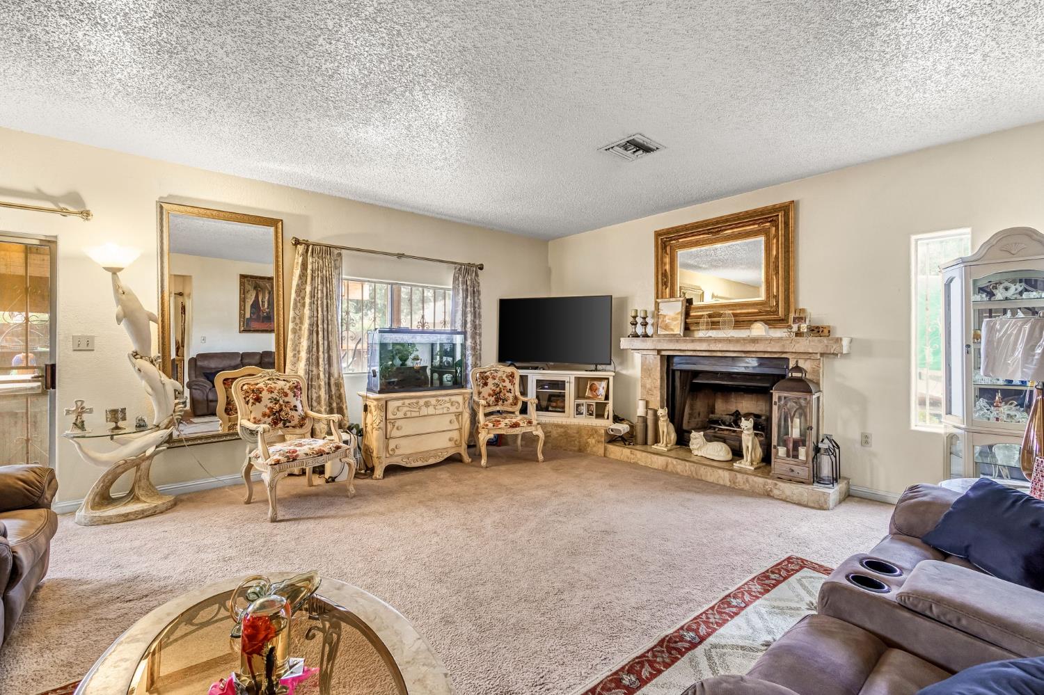 907 S Rogers Ln, Fresno, CA 93727