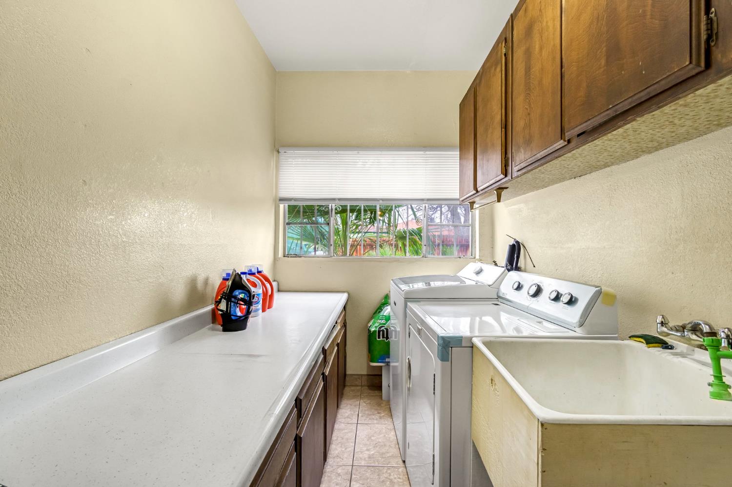 907 S Rogers Ln, Fresno, CA 93727