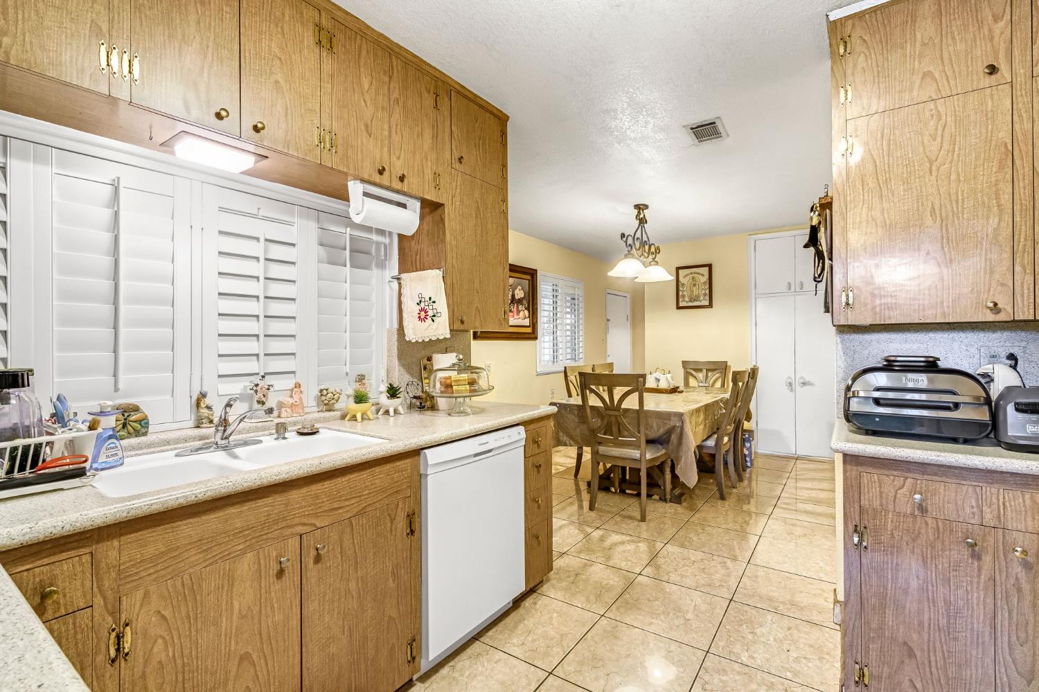 907 S Rogers Ln, Fresno, CA 93727