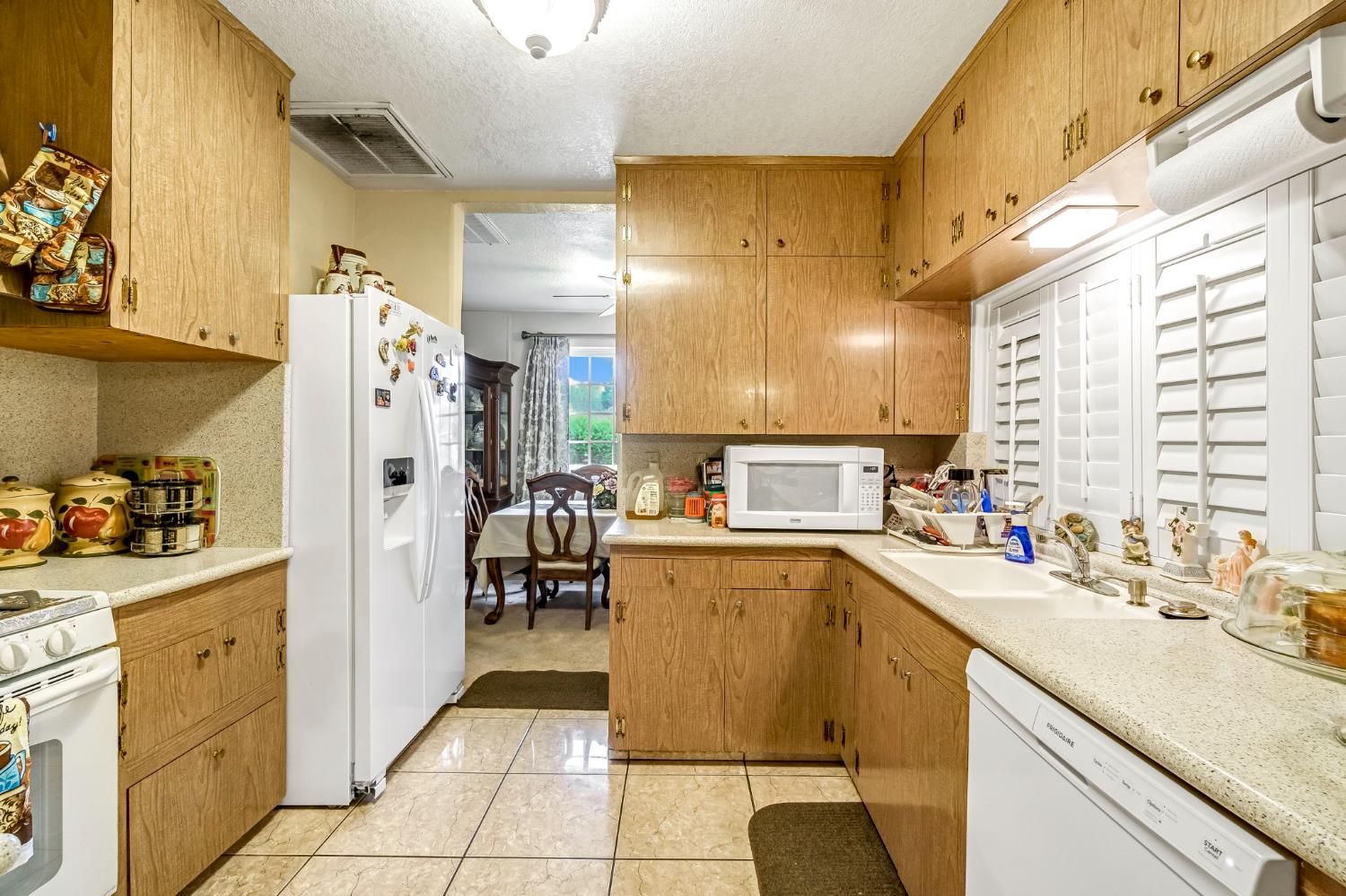 907 S Rogers Ln, Fresno, CA 93727