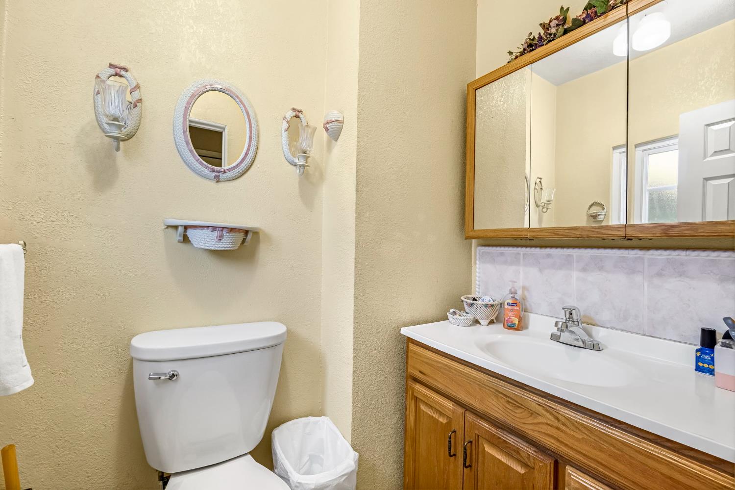 907 S Rogers Ln, Fresno, CA 93727