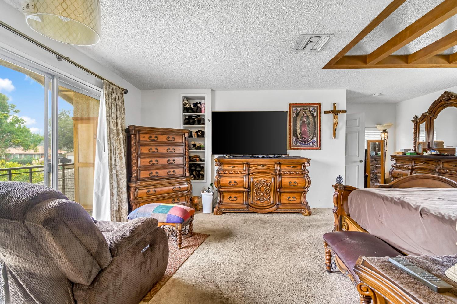 907 S Rogers Ln, Fresno, CA 93727