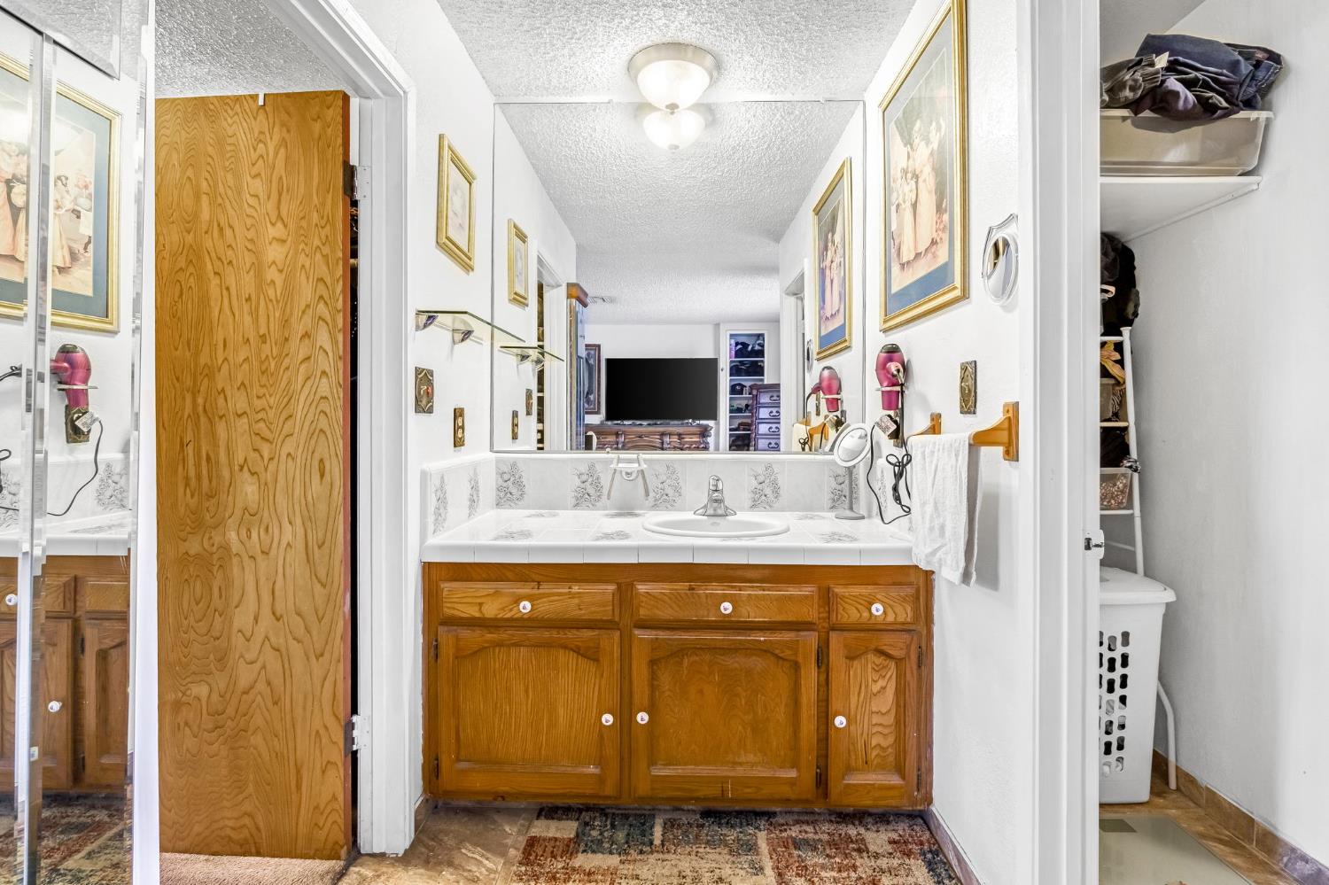 907 S Rogers Ln, Fresno, CA 93727